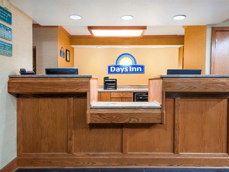 Days Inn By Wyndham Pittsburgh-Harmarville Exterior photo