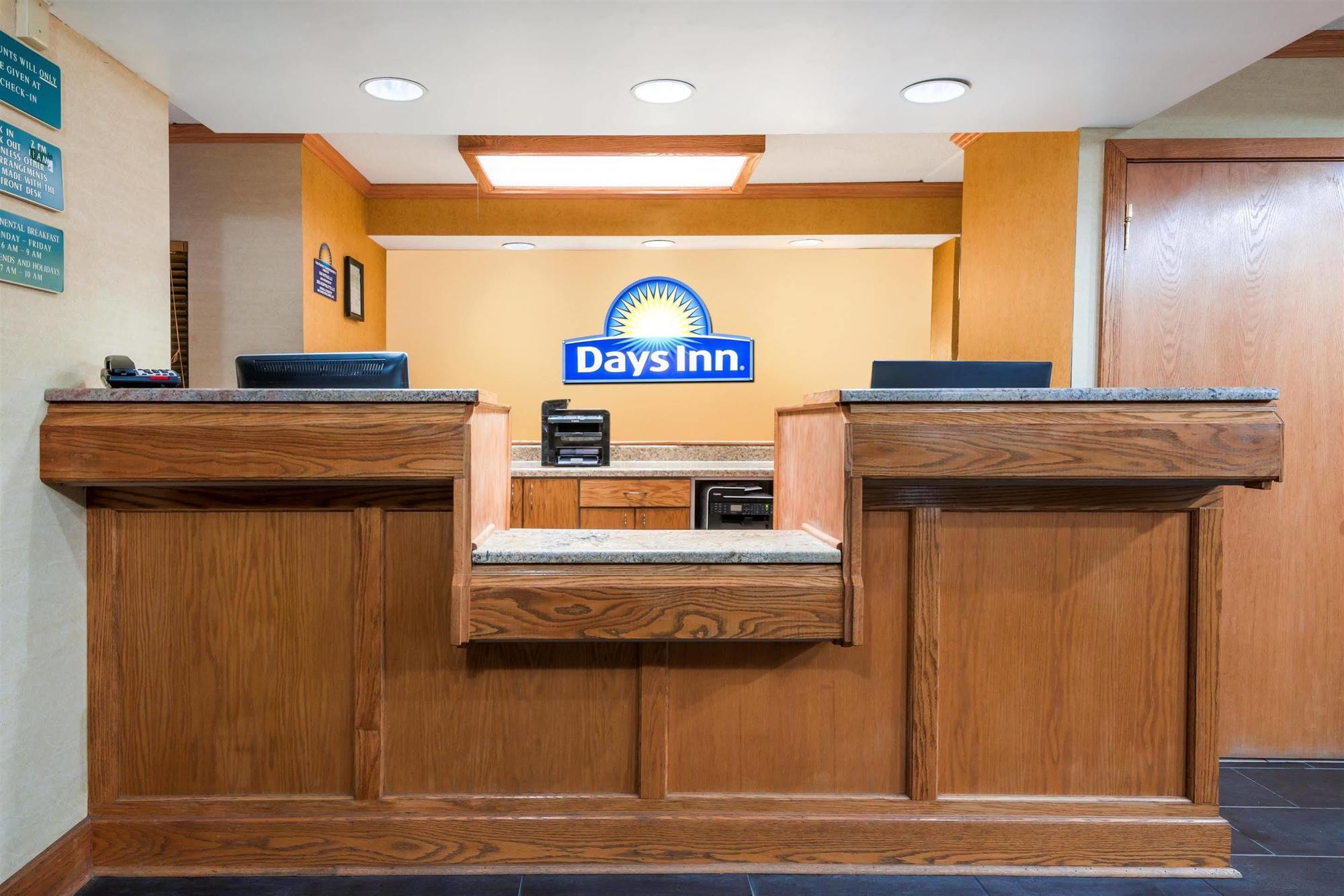 Days Inn By Wyndham Pittsburgh-Harmarville Exterior photo