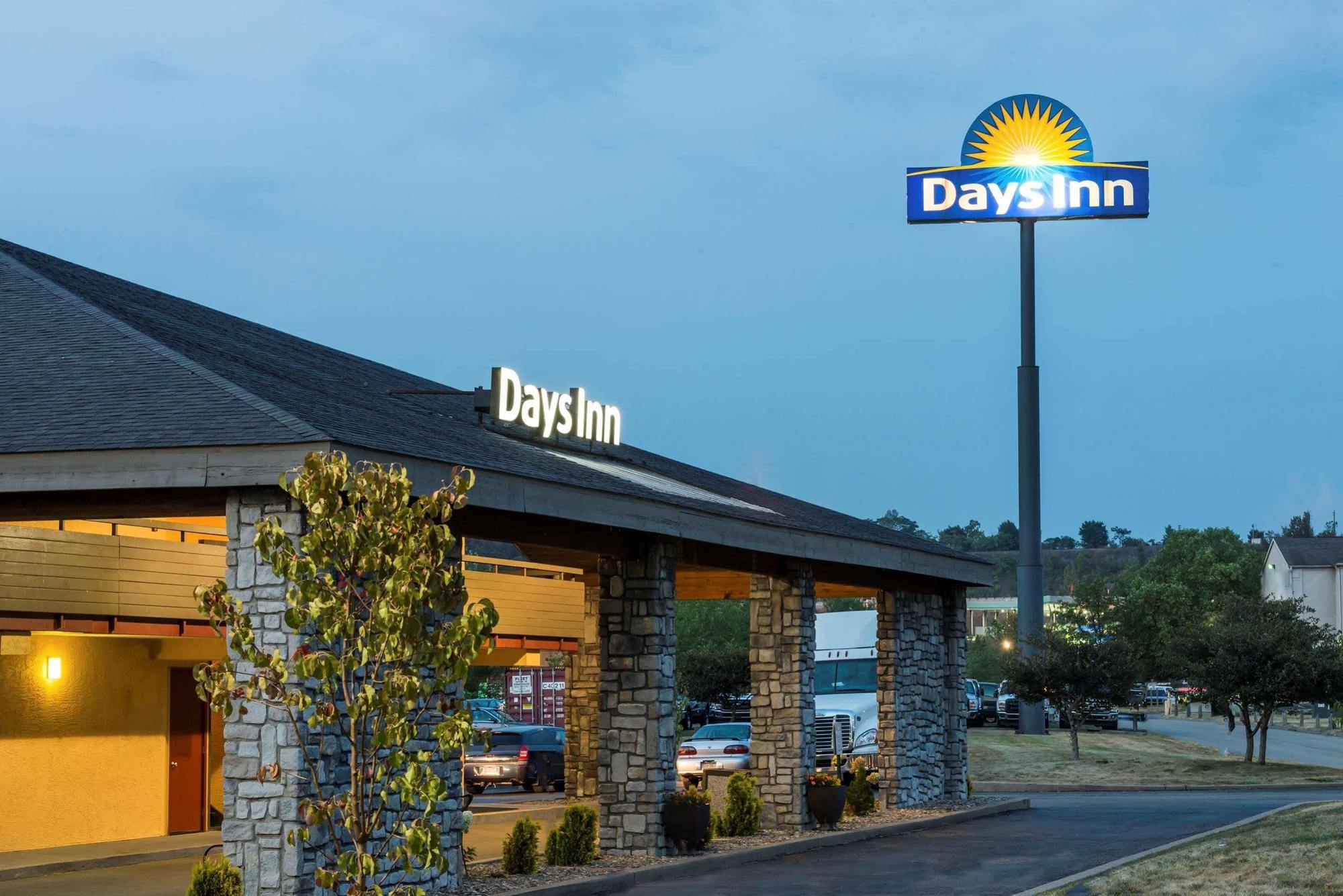 Days Inn By Wyndham Pittsburgh-Harmarville Exterior photo