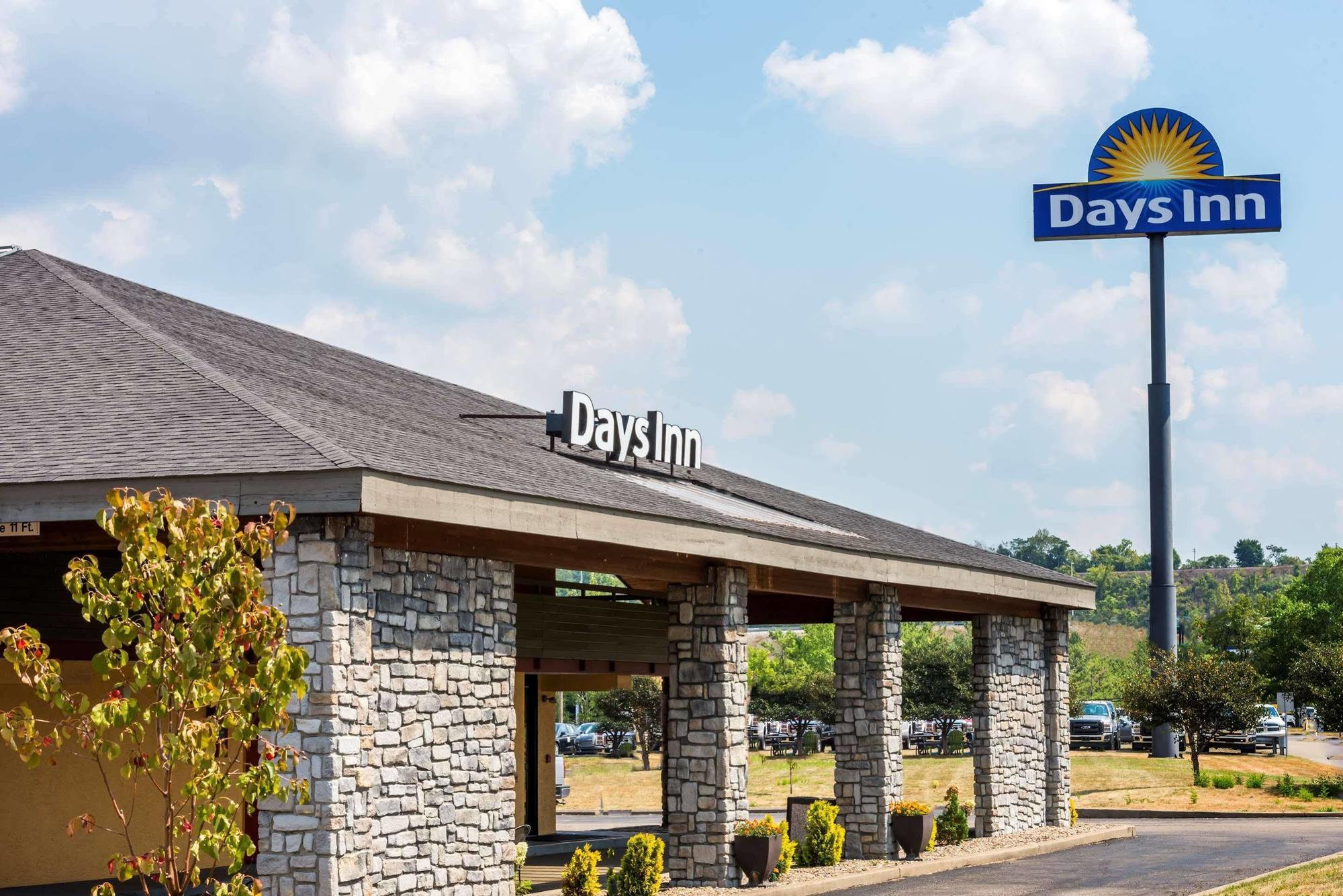 Days Inn By Wyndham Pittsburgh-Harmarville Exterior photo